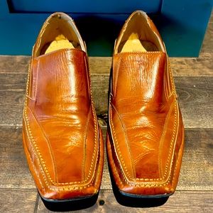 Men’s leather dress shoes. Good condition. Brown